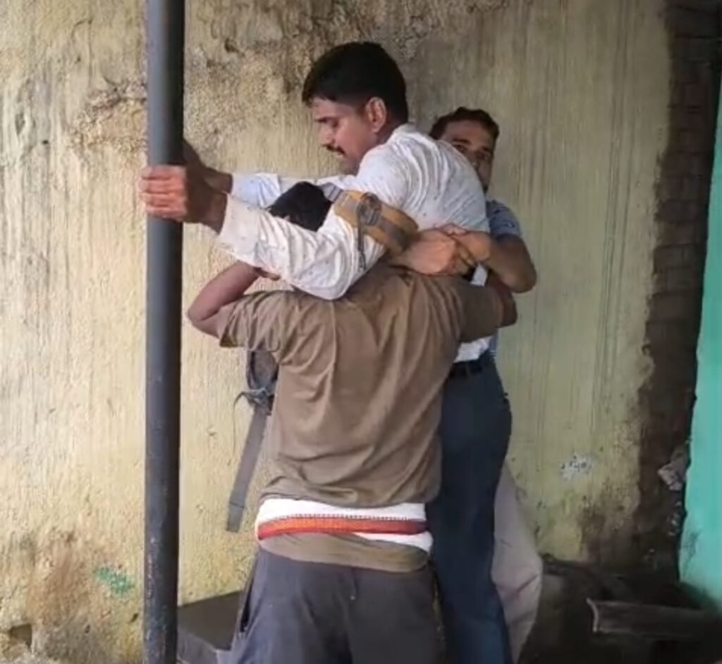 JSSC में नौकरी दिलाने का झांसा देकर ठगी का आरोप, झारखंड पुलिस का हवलदार हिरासत में, ग्रामीणों की सतर्कता से खुला मामला, कई युवाओं से संपर्क कर वसूली की आशंका, पुलिस जांच में जुटी….देखें VIDEO