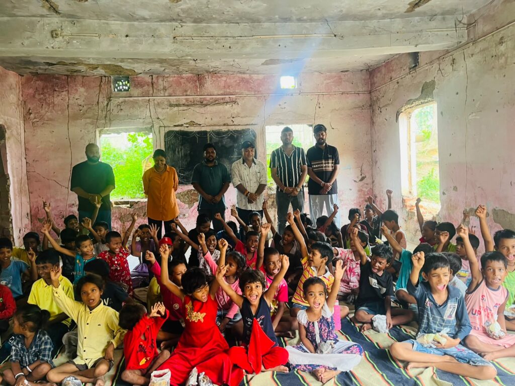 प्रयत्न संस्था ने जरूरतमंद बच्चों के बीच किया भोजन वितरण