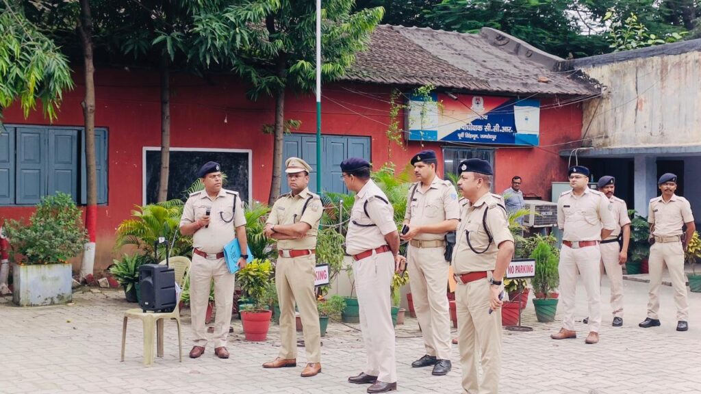 JAMSHEDPUR : एसएसपी ने टैंगो मोबाइल, पीसीआर, शक्ति कमांडो व क्यूआरटी जवानों को किया ब्रीफ, मुस्तैदी से ड्यूटी करने का दिया निर्देश