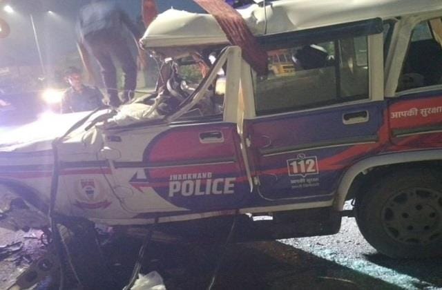 DHANBAD में सड़क हादसा : खड़े ट्रक से टकराई पुलिस की गाड़ी, एक कांस्टेबल की मौत, तीन घायल