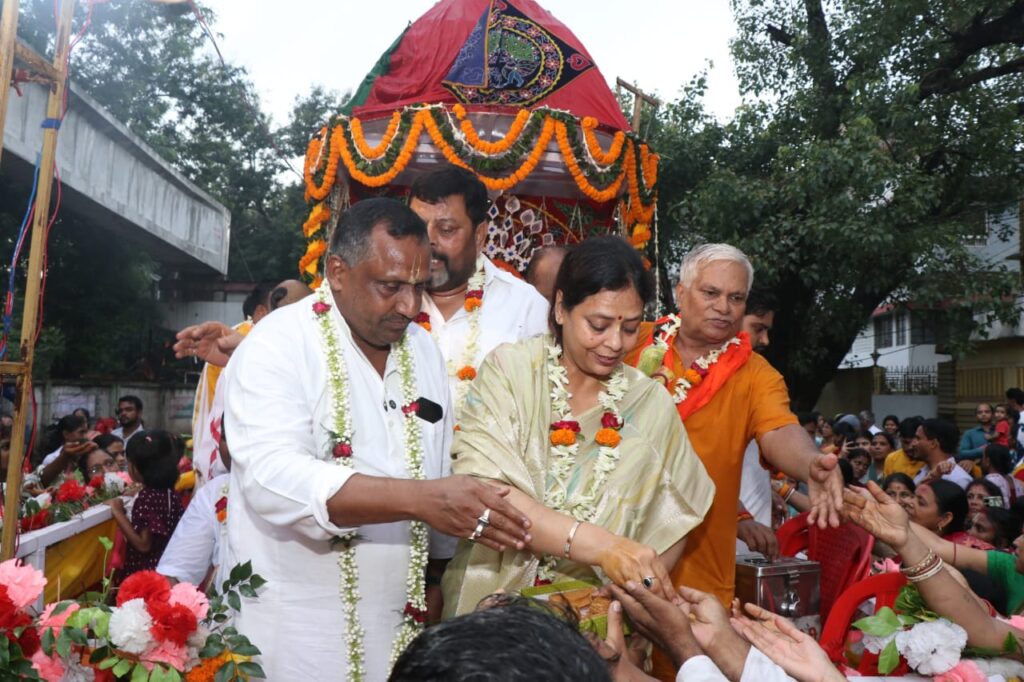 रथ यात्रा महोत्सव में शामिल हुए पूर्व मंत्री बन्ना गुप्ता, महाप्रभु के रथ को खींचकर लिया आशीर्वाद