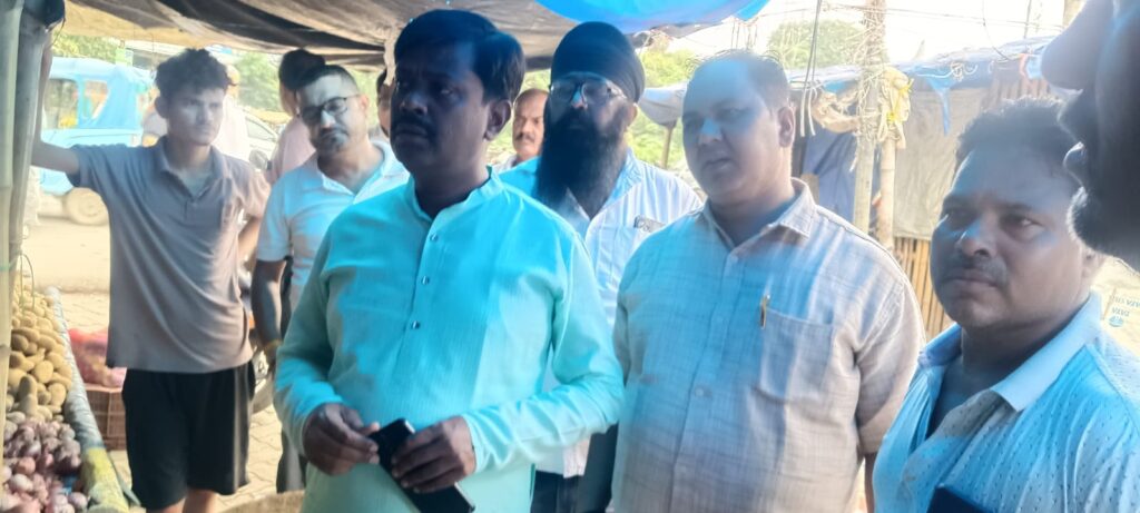 JAMSHEDPUR : गोलमुरी सब्जी मार्केट में फायरिंग एवं रंगदारी की घटना चिंताजनक, दोषियों पर हो कठोर कार्रवाई : दिनेश कुमार