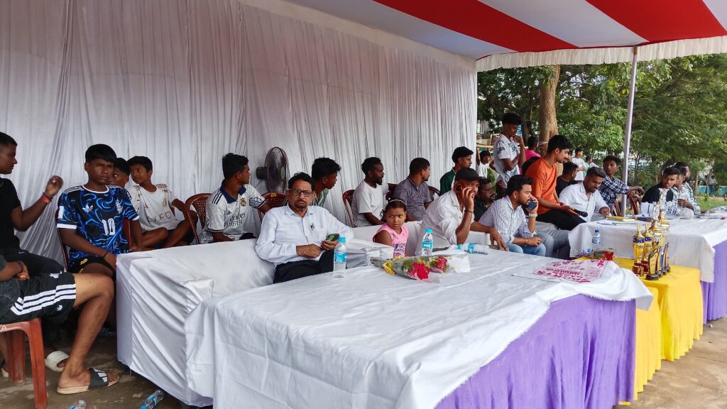 सोनारी के कागल नगर जॉगर्स पार्क में एक दिवसीय फुटबॉल टूर्नामेंट का आयोजन, 16 टीमों ने लिया हिस्सा, डॉ. जी. जयरामदास ने खिलाड़ियों का बढ़ाया हौसला