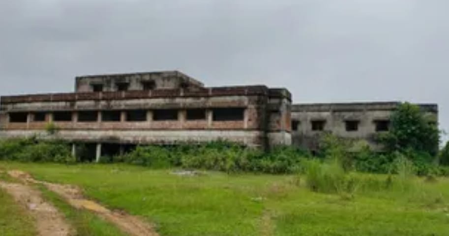 झारखंड शिक्षा विभाग का कारनामा, स्कूल भवन का पता नहीं और डुमरिया में ₹2.67 करोड़ से बन रहा छात्रावास