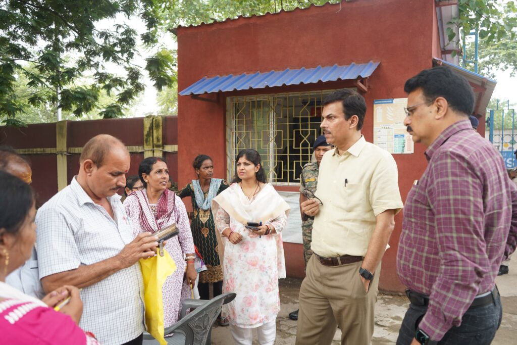 SIR-2026 : जिला निर्वाचन पदाधिकारी ने विशेष सहायता शिविरों का किया निरीक्षण, मतदाताओं से इन्यूमरेशन फॉर्म शीघ्र जमा करने की अपील