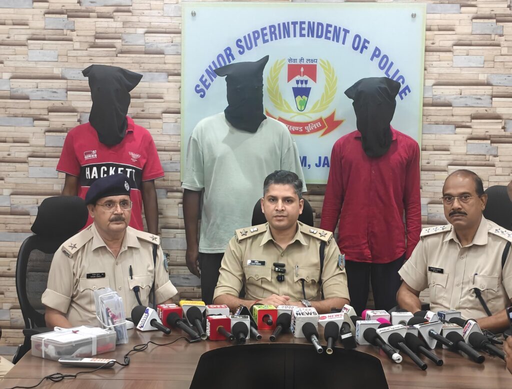 JAMSHEDPUR : टिनप्लेट फायरिंग व रंगदारी मामले का खुलासा, तीन बदमाश गिरफ्तार, दो देशी कट्टा व चार जिंदा गोली बरामद…. पढ़े पूरी खबर