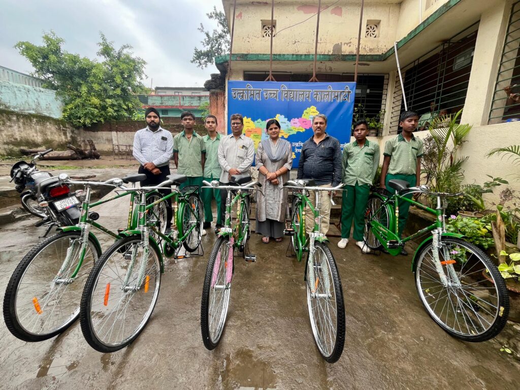 उत्क्रमित उच्च विद्यालय, कालीमाटी के वंचित छात्रों को मिली साइकिल, खिल उठे चेहरे