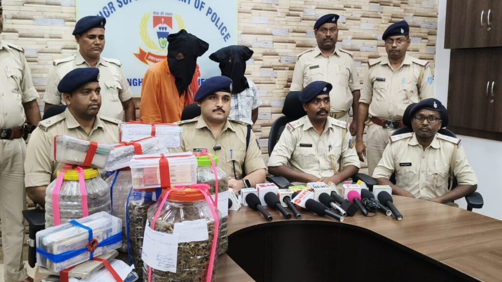 साधु के भेष में चल रहा था गांजा तस्करी का काला कारोबार, 7.8 किलो गांजा के साथ सप्लायर समेत दो गिरफ्तार
