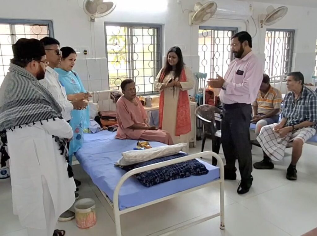 गुरु पूर्णिमा पर मानव अधिकार सहयोग संघ ने आश्रम में किया सेवा कार्य, मरीजों के बीच बांटे फल व खाद्य सामग्री
