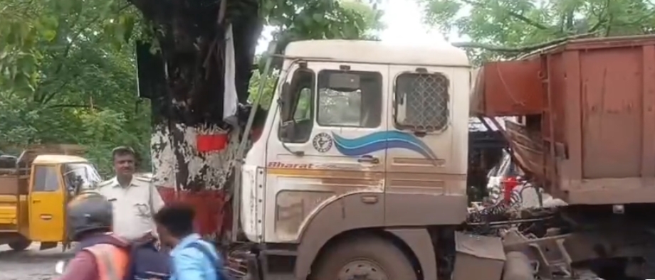 JAMSHEDPUR : खास महल में बड़ा सड़क हादसा टला, अनियंत्रित ट्रक पेड़ से टकराया
