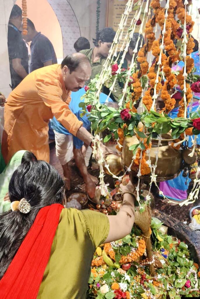 श्रावण मास के प्रथम सोमवार पर सिदगोड़ा सूर्यधाम शिवालय में उमड़ा आस्था का सैलाब, पूर्व मुख्यमंत्री रघुवर दास ने बाबा भोलेनाथ का किया जलाभिषेक
