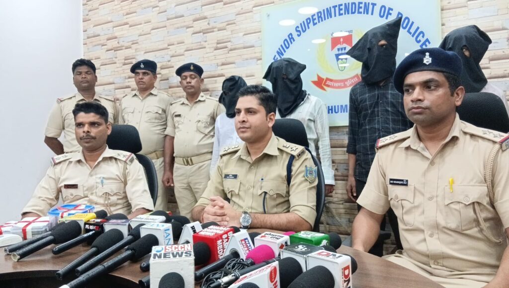 JAMSHEDPUR : जमशेदपुर पुलिस को बड़ी सफलता, तीन स्नैचर गिरफ्तार, लोडेड पिस्तौल, कारतूस व लूटा गया सामान बरामद