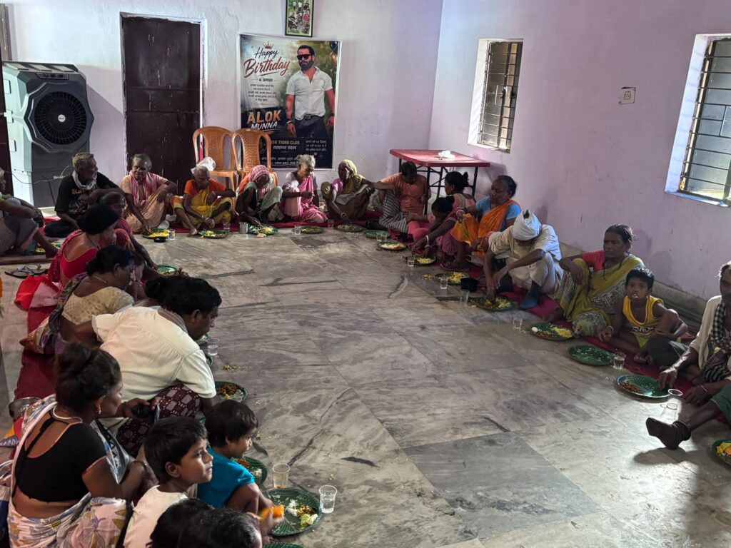 स्व. आलोक मुन्ना की जयंती पर जमशेदपुर टाइगर्स क्लब ने किया विशाल भोजन वितरण, सैकड़ों जरूरतमंदों को कराया महाप्रसाद ग्रहण