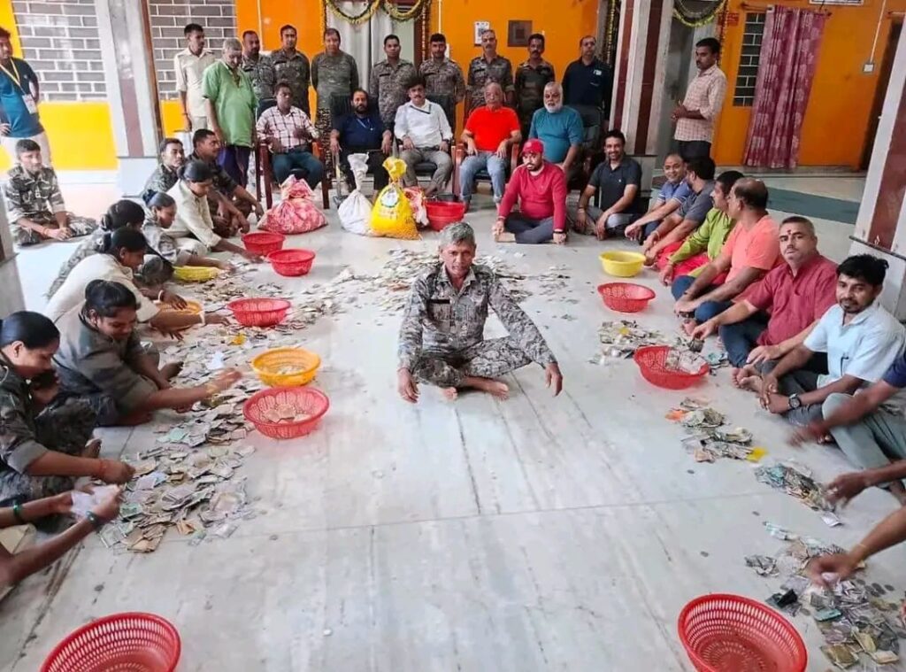 देवघर बाबा बैद्यनाथ मंदिर के 18 दानपात्रों से निकले 22.88 लाख रुपये, नेपाली व भूटानी मुद्रा भी मिली