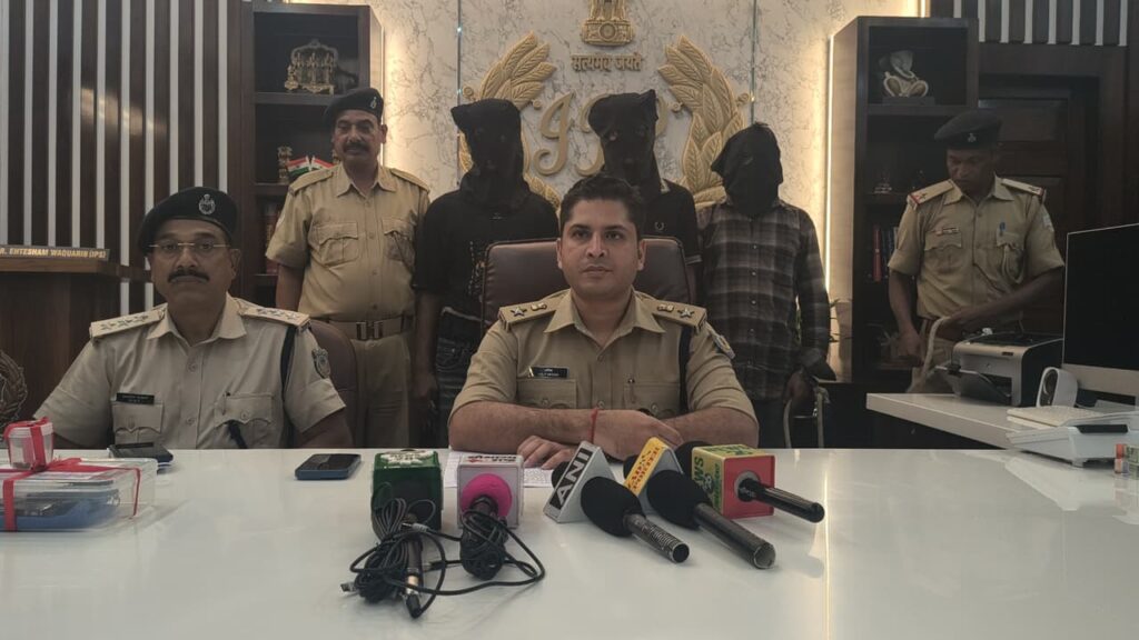 JAMSHEDPUR : पुलिस ने किया आफताब आलम हत्याकांड का खुलासा, मुख्य शूटर समेत तीन गिरफ्तार… SIT की कार्रवाई में देशी पिस्टल, दो जिंदा कारतूस, मैगजीन और दो बाइक बरामद…. पूर्व में चार आरोपी जा चुके हैं जेल