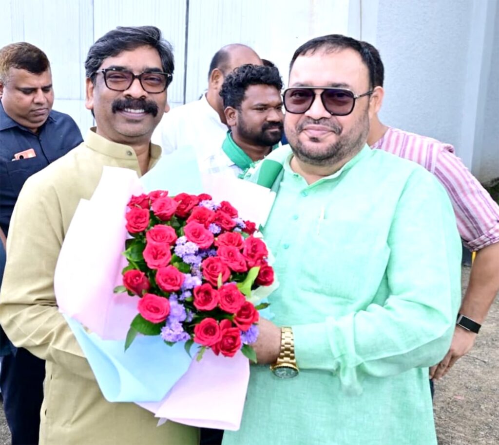 जमशेदपुर पहुंचे मुख्यमंत्री हेमंत सोरेन, हिदायतुल्लाह खान ने किया गर्मजोशी से स्वागत