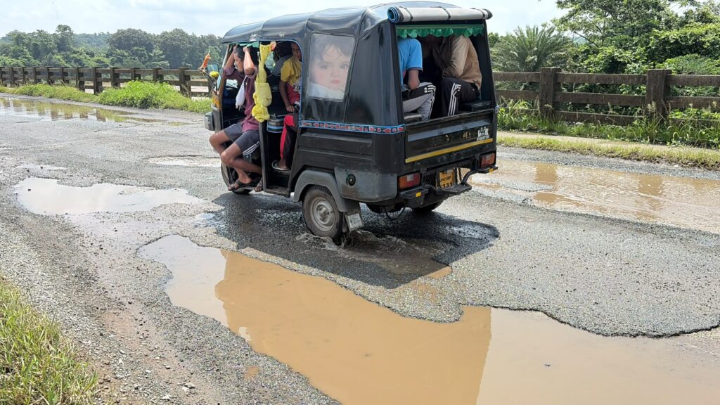 लुआबासा पुलिया की बदहाली पर ग्रामीणों का आक्रोश, दुर्घटनाओं से बचाने के लिए ग्रामीण ने किया हवन