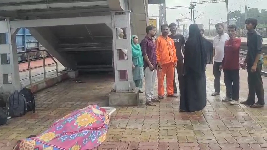 आदित्यपुर स्टेशन पर ट्रेन की चपेट में आने से यात्री की मौत, साउथ की ट्रेन पकड़ने की जल्दबाजी में हुआ हादसा