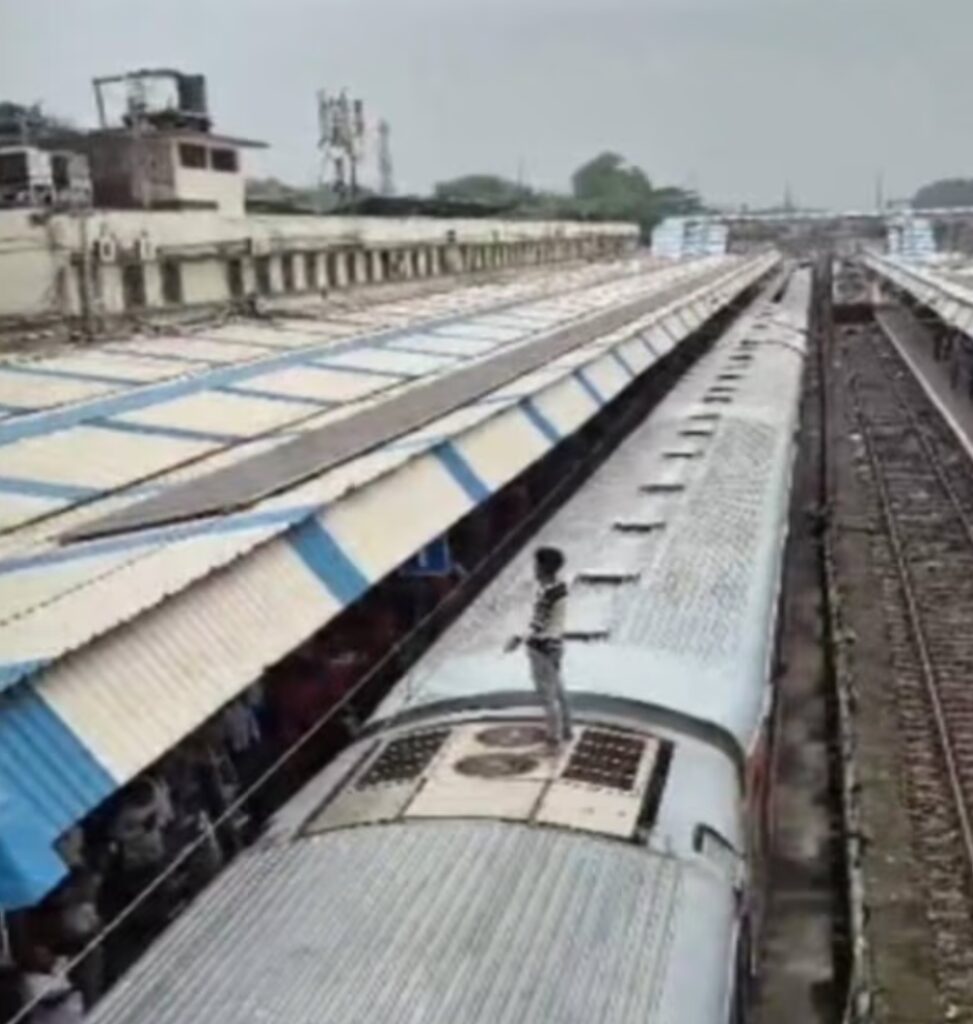 टाटा-दानापुर एक्सप्रेस की छत पर चढ़ा युवक, हाईटेंशन तार की चपेट में आया, करंट लगने से झुलसा, अस्पताल में इलाज जारी