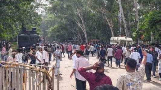 विधानसभा घेराव को बढ़े छात्रों पर पुलिस की कार्रवाई, आंसू गैस के 6 गोले छोड़े