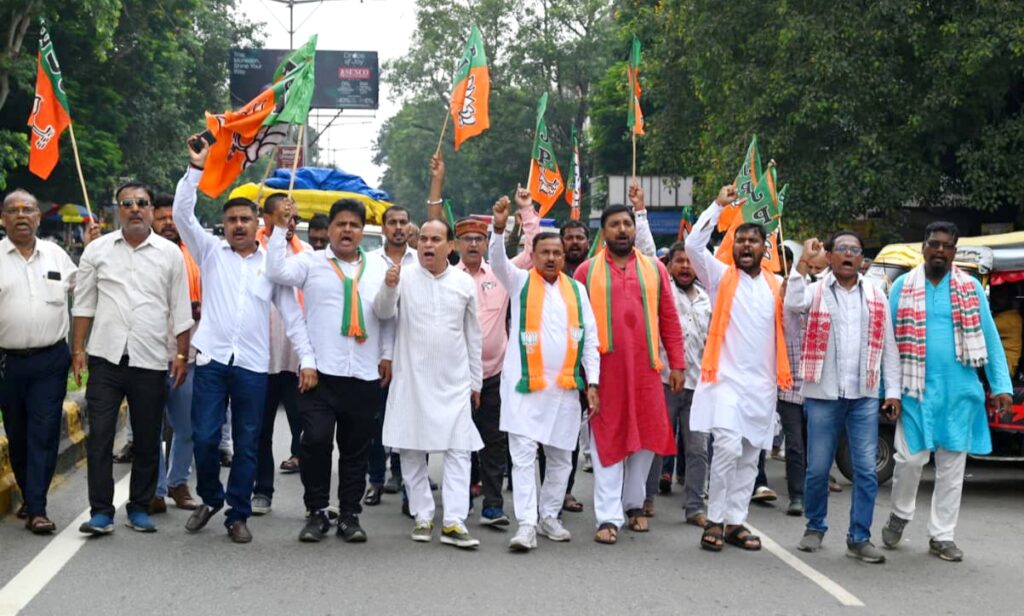 छात्रों पर लाठीचार्ज के विरोध में झारखंड बंद का जमशेदपुर में दिखा व्यापक असर, सड़कों पर उतरे भाजपा कार्यकर्ता, महानगर अध्यक्ष संजीव सिन्हा ने जमशेदपुर बंद को बताया सफल