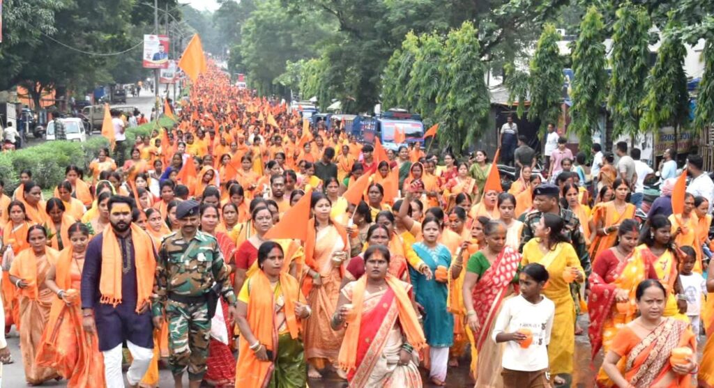 बोल बम के जयकारे से गूंजा सिदगोड़ा सूर्यधाम, सुल्तानगंज के उत्तरवाहिनी गंगा के गंगाजल से हजारों शिवभक्तों ने किया बाबा भोलेनाथ का जलाभिषेक, नंगे पांव जल लेकर सूर्यधाम शिवालय पहुंचे पूर्व मुख्यमंत्री रघुवर दास