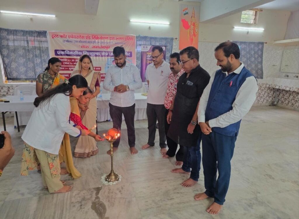 सोनारी में नि:शुल्क नेत्र जांच शिविर, सैकड़ों लोगों ने कराया आंखों का परीक्षण