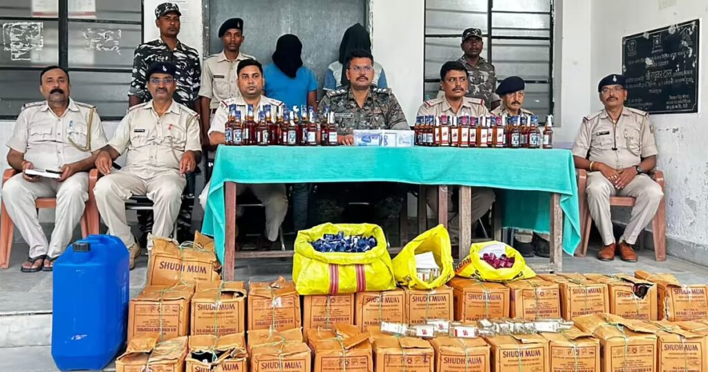 ऑपरेशन प्रहार में पलामू पुलिस की बड़ी कार्रवाई, अवैध विदेशी शराब के निर्माण और बिक्री नेटवर्क का भंडाफोड़