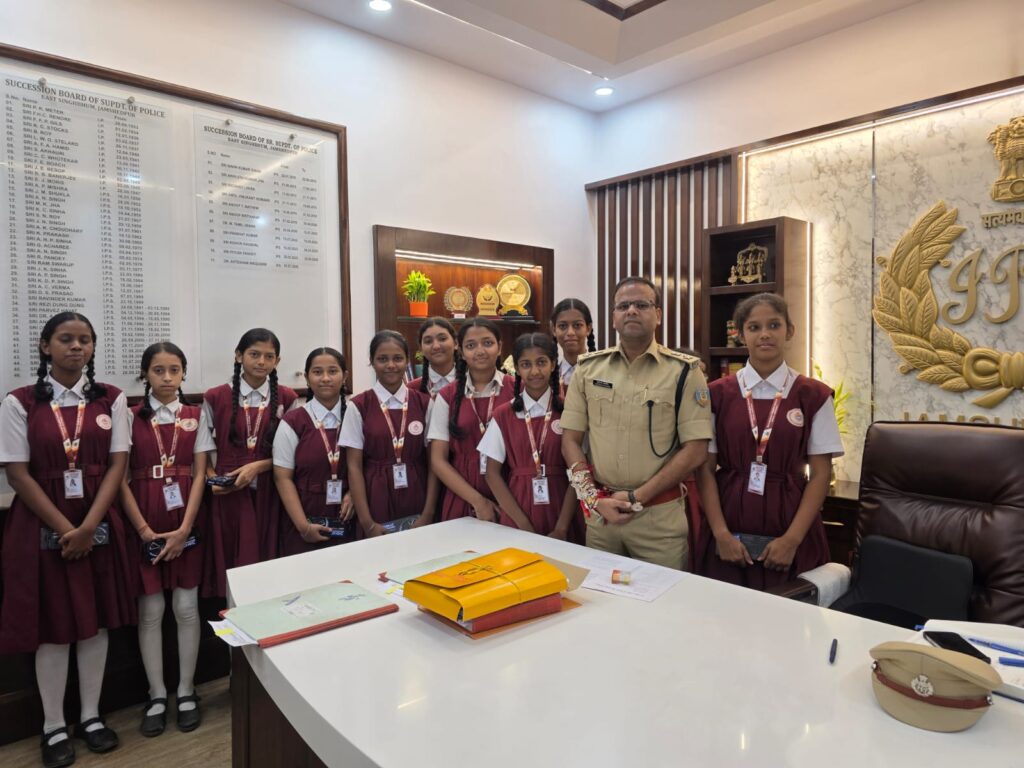 रक्षाबंधन पर छात्राओं ने एसएसपी को बांधी राखी, स्नेह और सम्मान किया व्यक्त, SSP ने छात्राओं को दिया आशीर्वाद, उज्ज्वल भविष्य की कामना की