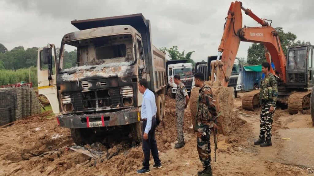 लोहरदगा बाईपास निर्माण स्थल पर अपराधियों ने की फायरिंग, गार्ड को लगी गोली, हाइवा में लगाई आग