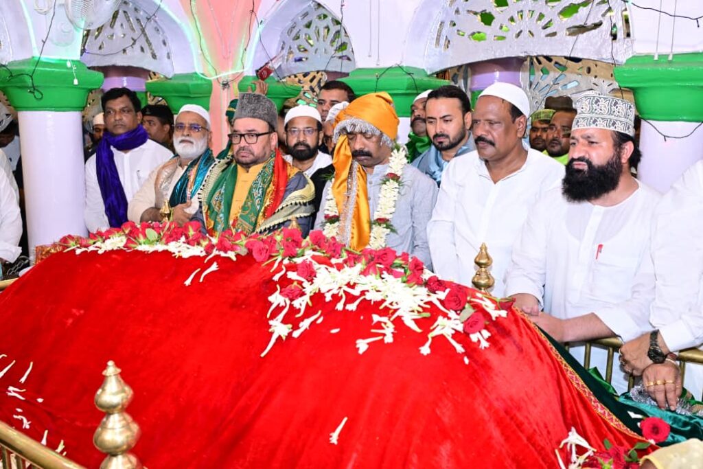 हजरत कुतुबुद्दीन रिसालदार बाबा की मजार पर मुख्यमंत्री हेमंत सोरेन ने की चादरपोशी, राज्य की खुशहाली के लिए मांगी दुआ
