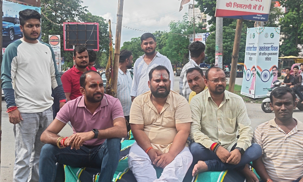 JAMSHEDPUR : गोलमुरी की सड़क पर जनसुरक्षा की जंग ने पकड़ा जोर…. सबसे पहले अप्पू तिवारी ने उठाई थी डिवाइडर की आवाज, आश्वासन के बाद टूटा था अनशन… समय पर काम नहीं हुआ तो बजरंग सेवा संस्थान ने संभाला मोर्चा, भूख हड़ताल जारी…. प्रशासन हरकत में