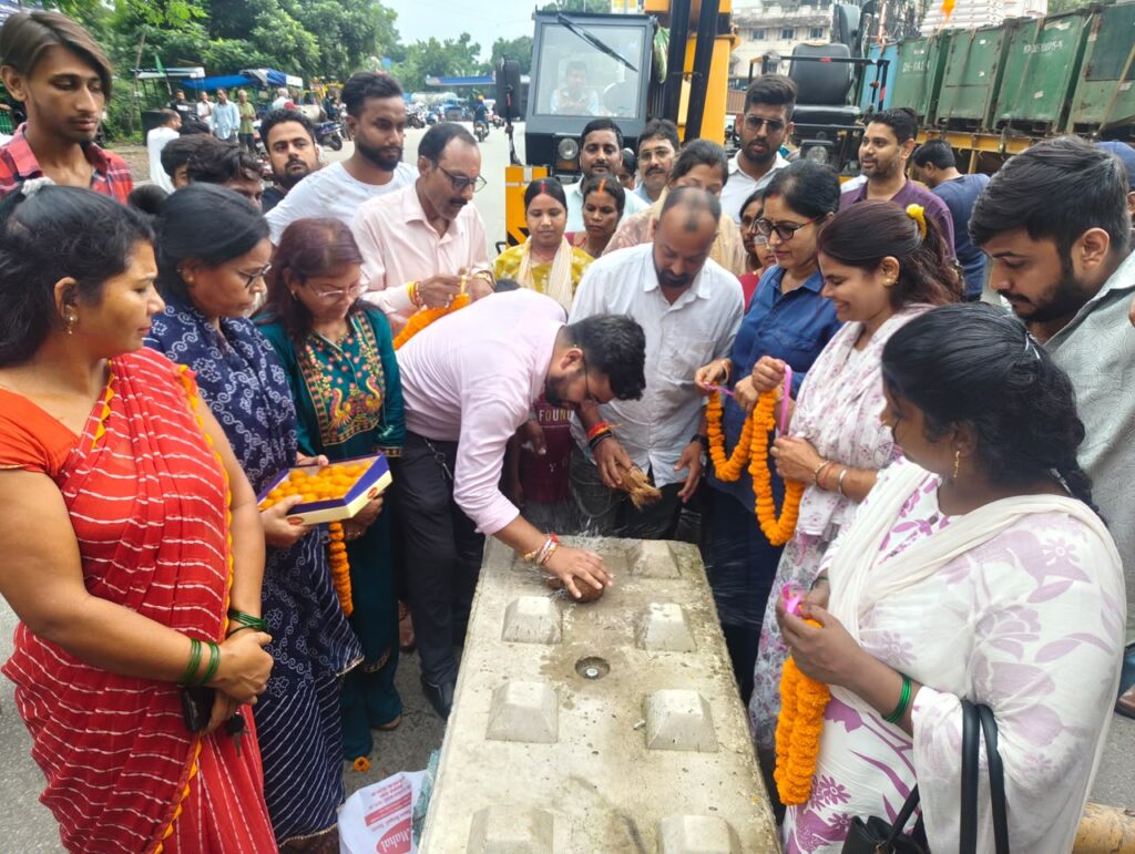 JAMSHEDPUR : चौथे दिन “भूख” हड़ताल हुआ खत्म… जुस्को “JUSCO” की तरफ से गोलमुरी चौक पर डिवाइडर का काम किया गया शुरू…..