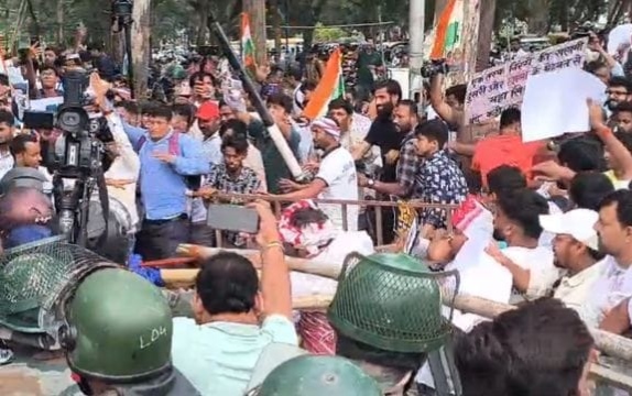 राँची में आर-पार के मूड में छात्र : विधानसभा घेराव के दौरान तोड़े गए बैरिकेड्स, हाथों में तिरंगा थामे आगे बढ़ रहे प्रदर्शनकारी