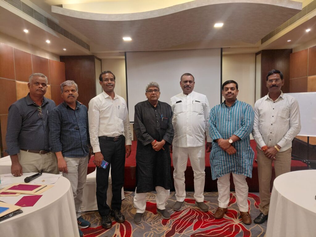 चेन्नई में ऑटोमोटिव ग्लोबल यूनियनों की बैठक में हिस्सा लिये टाटा मोटर्स वर्कर्स यूनियन के अध्यक्ष व महामंत्री