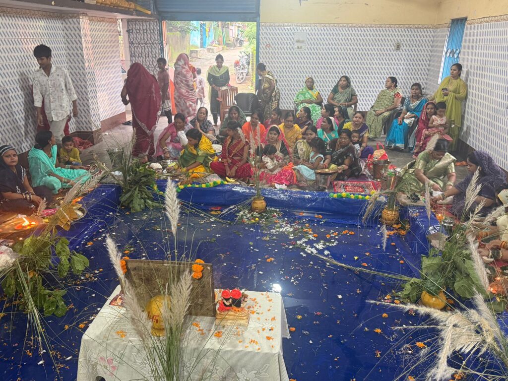 श्री श्री शीतला माता मंदिर टुइलाडुंगरी में श्रद्धा और आस्था के साथ मनाया गया हलषष्ठी ‘कमर छठ’ पर्व, सैकड़ों माताओं ने संतान की दीर्घायु, आरोग्य एवं सुख-समृद्धि की कामना से किया पूजन