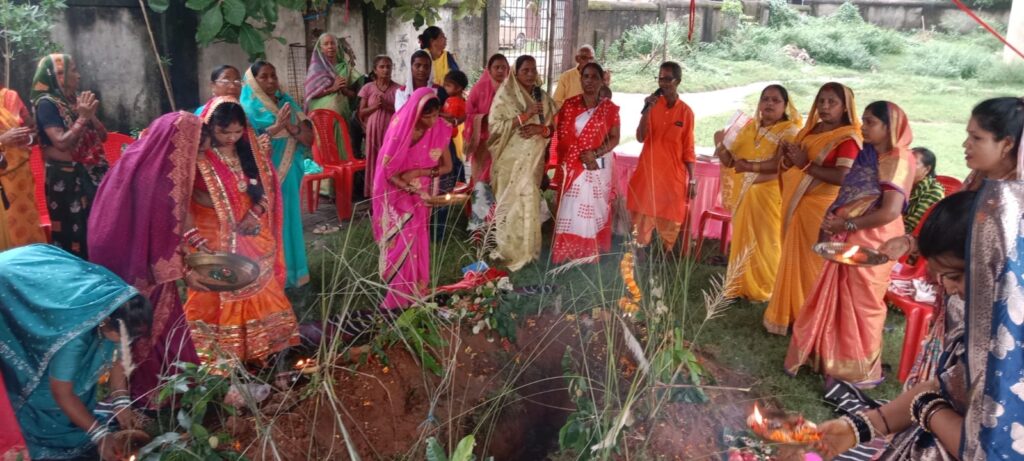 शीतला माता मंदिर परिसर में महिलाओं ने श्रद्धा से मनाया कमरछठ व्रत, संतान की दीर्घायु और सुख-समृद्धि की कामना को लेकर महिलाओं ने की भगवान बलभद्र की पूजा-अर्चना