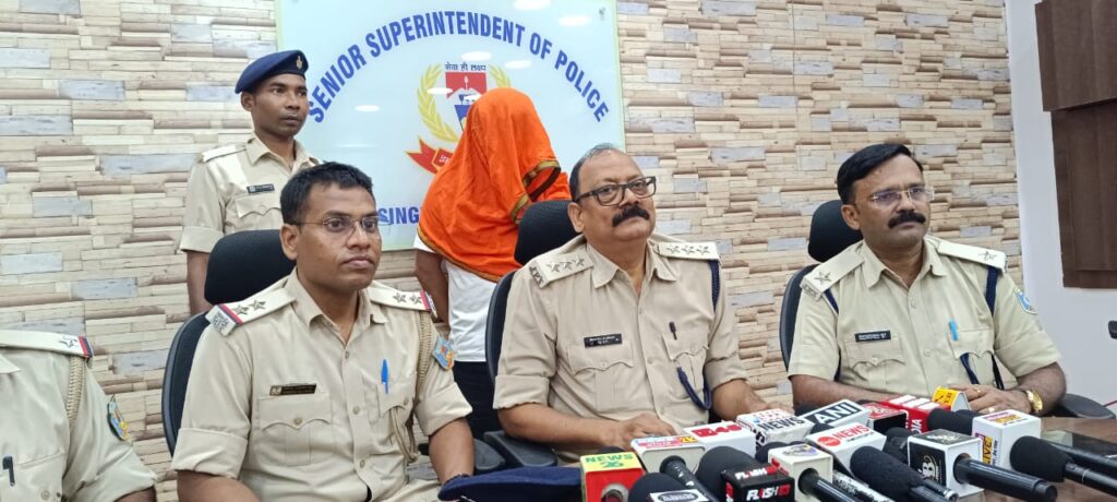 सोनारी में महिला से चेन छिनतई मामले का फरार आरोपी गिरफ्तार, छीनी गई चेन बरामद