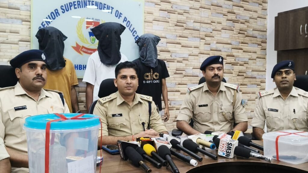 कदमा में चोरी का खुलासा, लाखों के जेवर-बर्तन बरामद; चापड़ से हमला मामले में दो गिरफ्तार