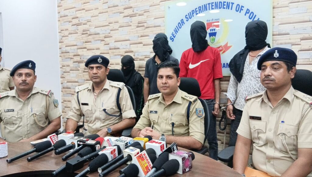 मानगो लूटकांड का पुलिस ने किया खुलासा, महिला समेत चार गिरफ्तार…. करीब 20 ग्राम सोना बरामद