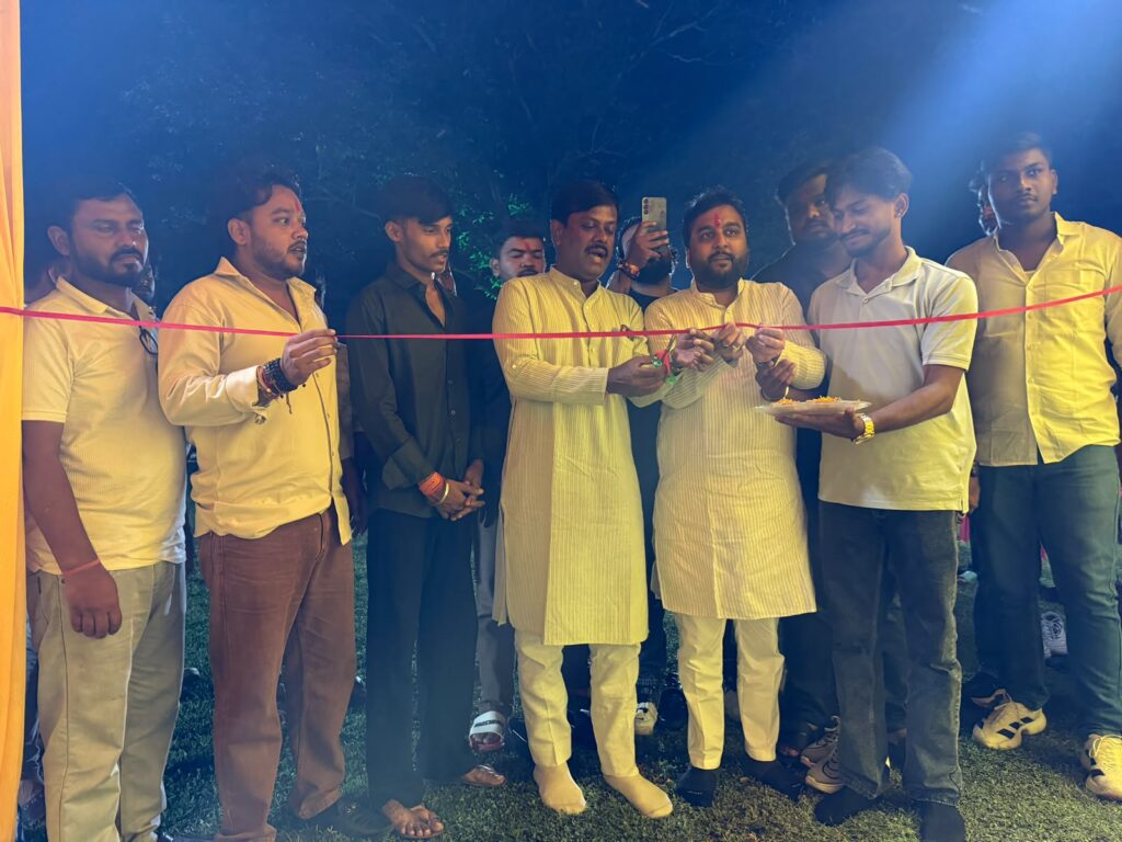 विनायक बॉयज क्लब के गणेश पूजा पंडाल का दिनेश कुमार और अमित अग्रवाल ने किया उद्घाटन