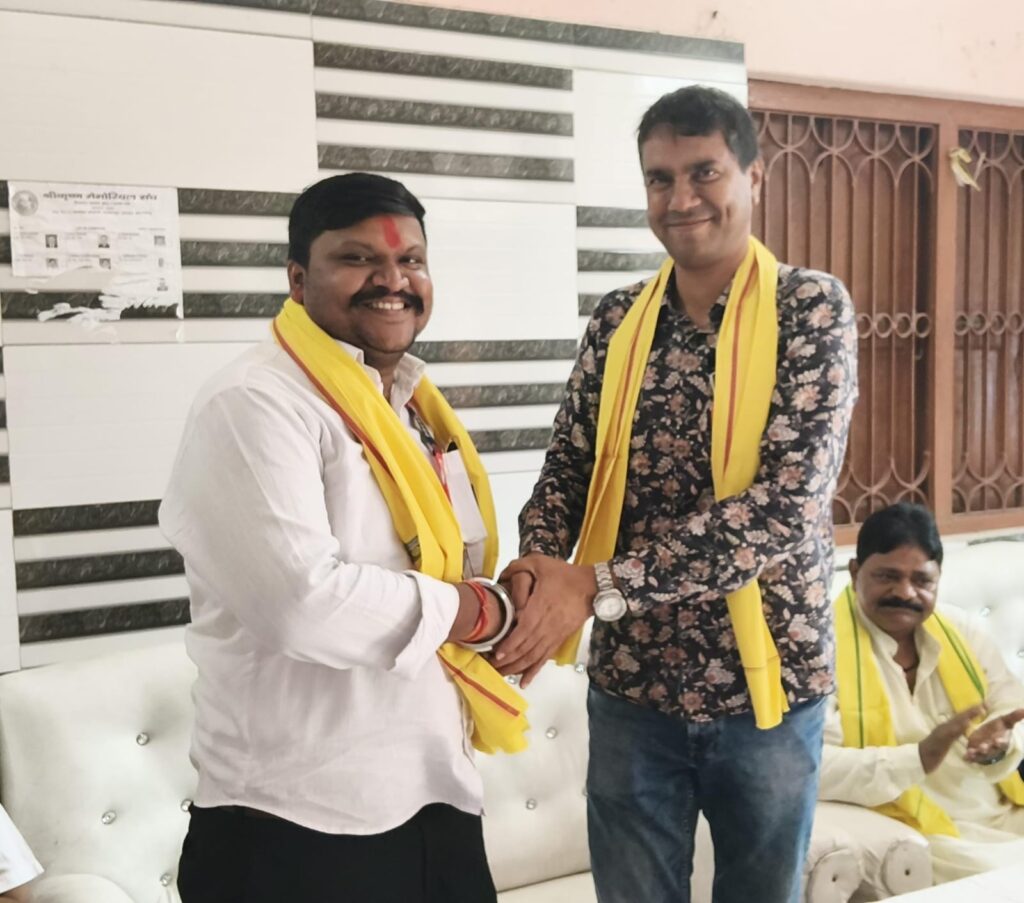 प्रेस पब्लिक मीडिया एसोसिएशन के कुलदीप चौधरी को ब्रह्मर्षि विकास मंच के मुख्य संरक्षक विकास सिंह ने सम्मानित