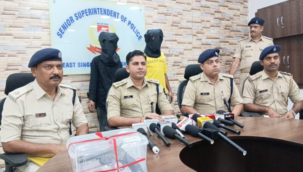 जुगसलाई में हत्या की कथित साजिश का खुलासा, दो गिरफ्तार, झाड़ियों से हथियार और देसी कट्टा बरामद