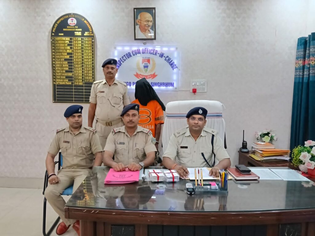 JAMSHEDPUR : जवाहरनगर में युवती से मोबाइल छिनतई का खुलासा, आरोपी गिरफ्तार…. CCTV फुटेज से हुई पहचान, मोबाइल, बाइक और घटना के समय पहनी शर्ट बरामद…. आरोपी का पुराना आपराधिक इतिहास भी आया सामने