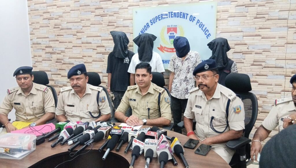 JAMSHEDPUR : अवैध लॉटरी-जुए के अड्डों पर पुलिस का धावा, चार गिरफ्तार!….. साकची में तीन धराए, सीतारामडेरा में एक आरोपी गिरफ्तार…. नकदी, मोबाइल, लॉटरी बोर्ड, डायरी और जुआ-लॉटरी से जुड़े कागजात बरामद…..