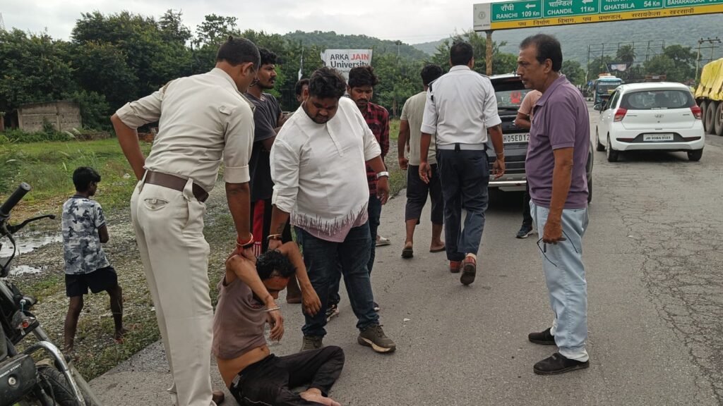 कान्दरबेड़ा-दोमुहानी सड़क पर सड़क हादसा, बाइक सवार युवक घायल