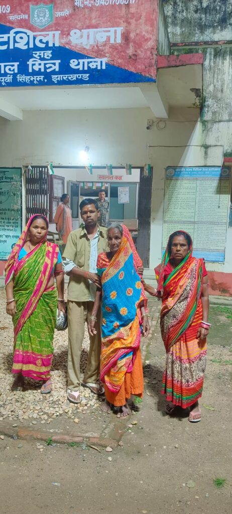घाटशिला में भटकती मिली बुजुर्ग महिला, पुलिस ने सत्यापन के बाद परिजनों को सौंपा