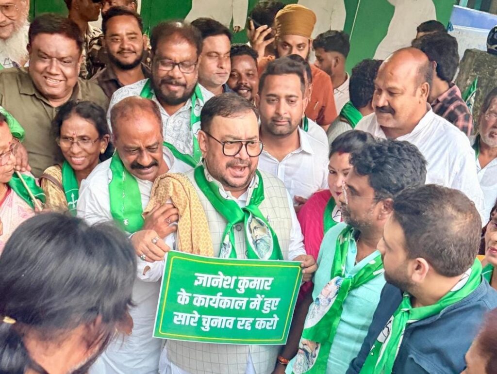 JAMSHEDPUR : चुनाव आयोग की कार्यप्रणाली के खिलाफ जेएमएम का जोरदार प्रदर्शन…. डीसी कार्यालय के समक्ष धरना, मुख्य चुनाव आयुक्त ज्ञानेश कुमार का पुतला फूंका