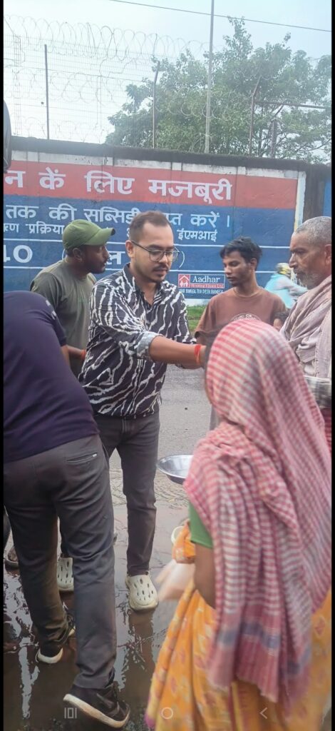 प्रयत्न संस्था ने जरूरतमंदों के बीच बांटा भोजन