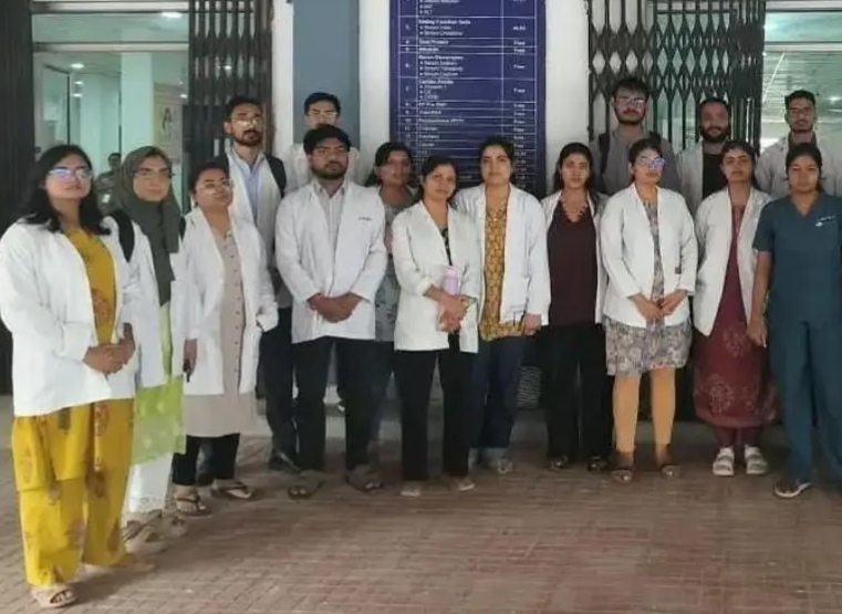 स्टाइपेंड नहीं मिलने पर RIMS डेंटल इंटर्न डॉक्टरों ने की हड़ताल